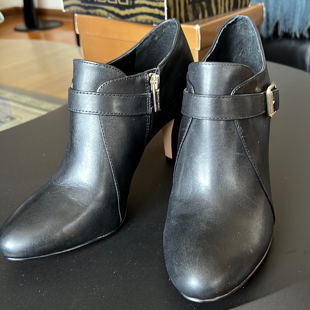 NWT Vince Camuto Leather Hilled Black Booties size 8.5